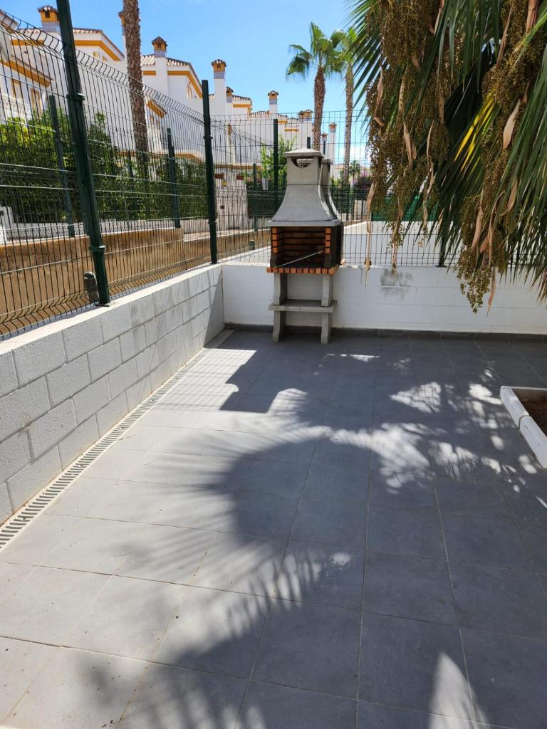 ¡Bajo con terraza y patio con vistas a la piscina comunitaria! photo 3