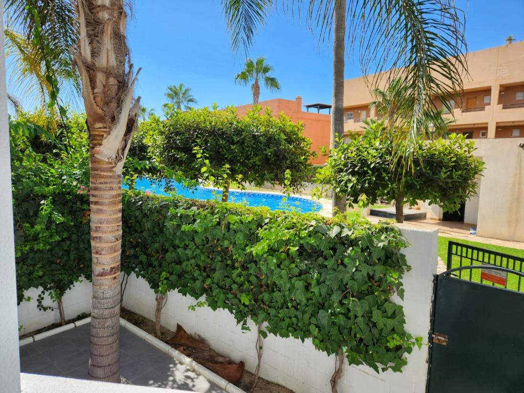 ¡Bajo con terraza y patio con vistas a la piscina comunitaria! photo 1
