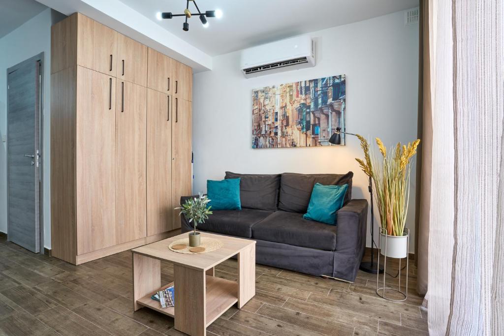 Private Apartment minutes to Sliema Malta, 2 AC's, Netflix photo 4