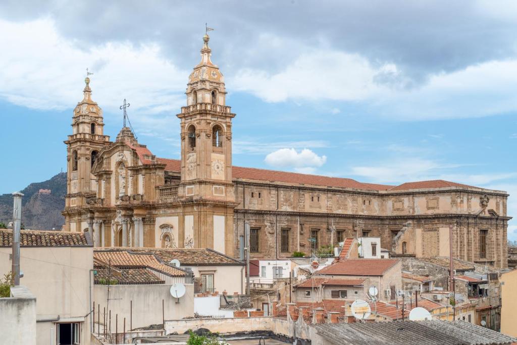Large Historic apt in Palermo
