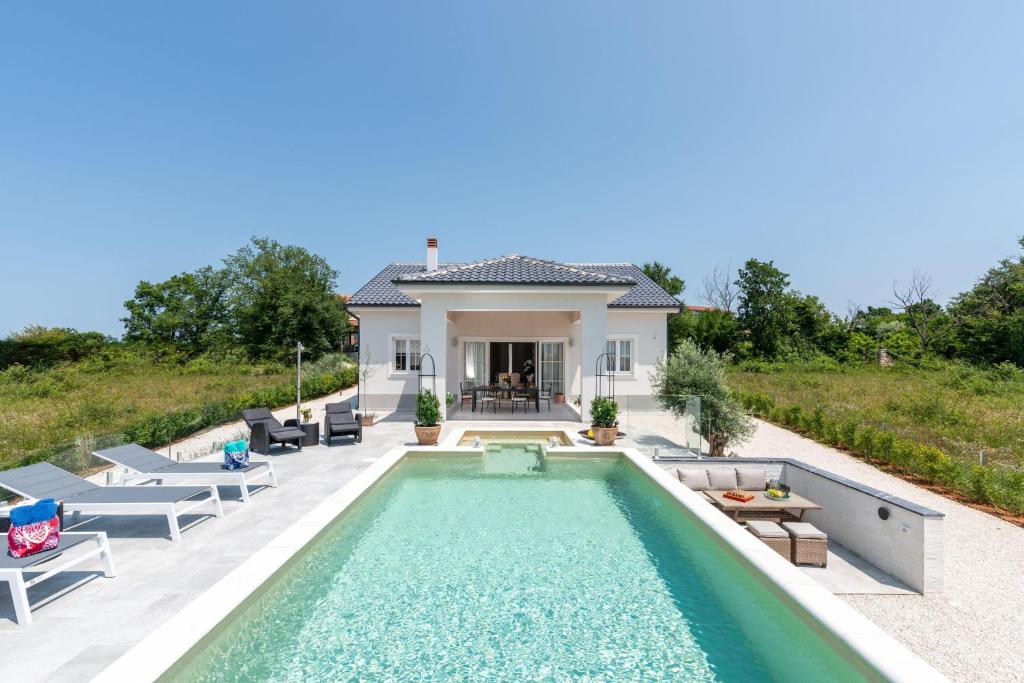 Villa-Sienna photo 2