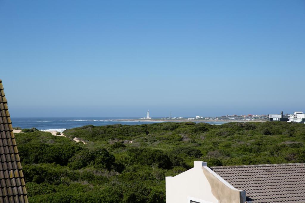 Upmarket, Spacious and Stunning Sea Views photo 3