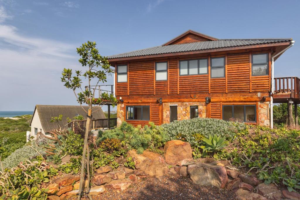 Upmarket, Spacious and Stunning Sea Views photo 2