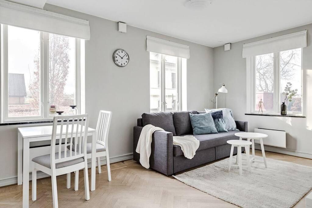 Bright apartment in park environment photo 1