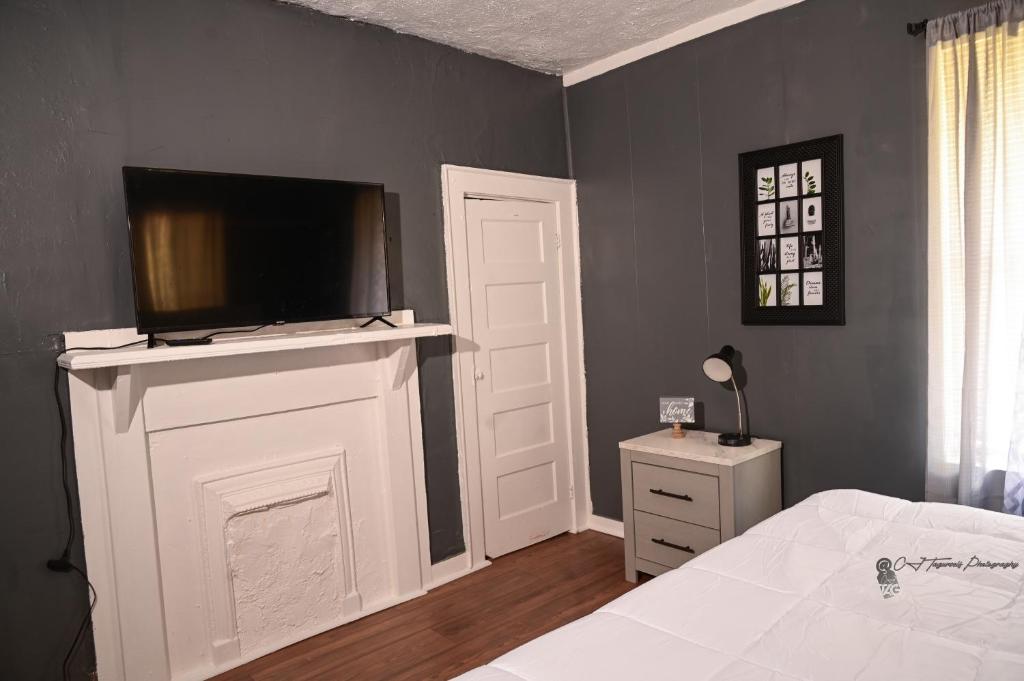 Couple Getaway 5 mins from Downtown photo 4