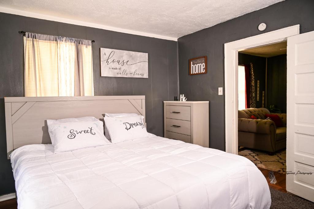 Couple Getaway 5 mins from Downtown photo 3