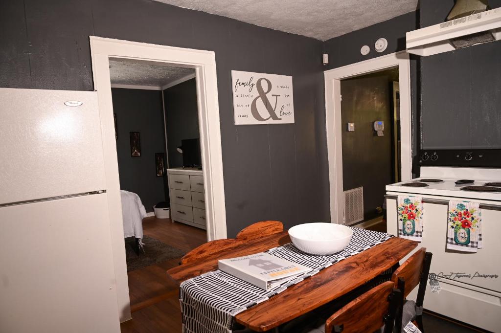 Couple Getaway 5 mins from Downtown photo 1