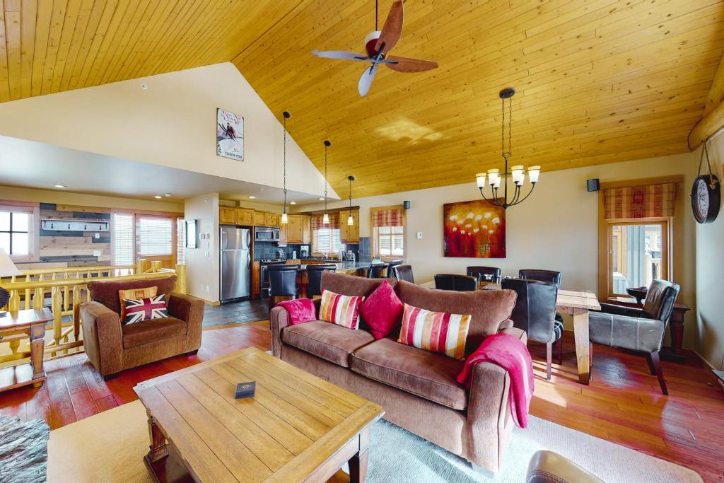 Woodcutter Cabin 16 photo 3