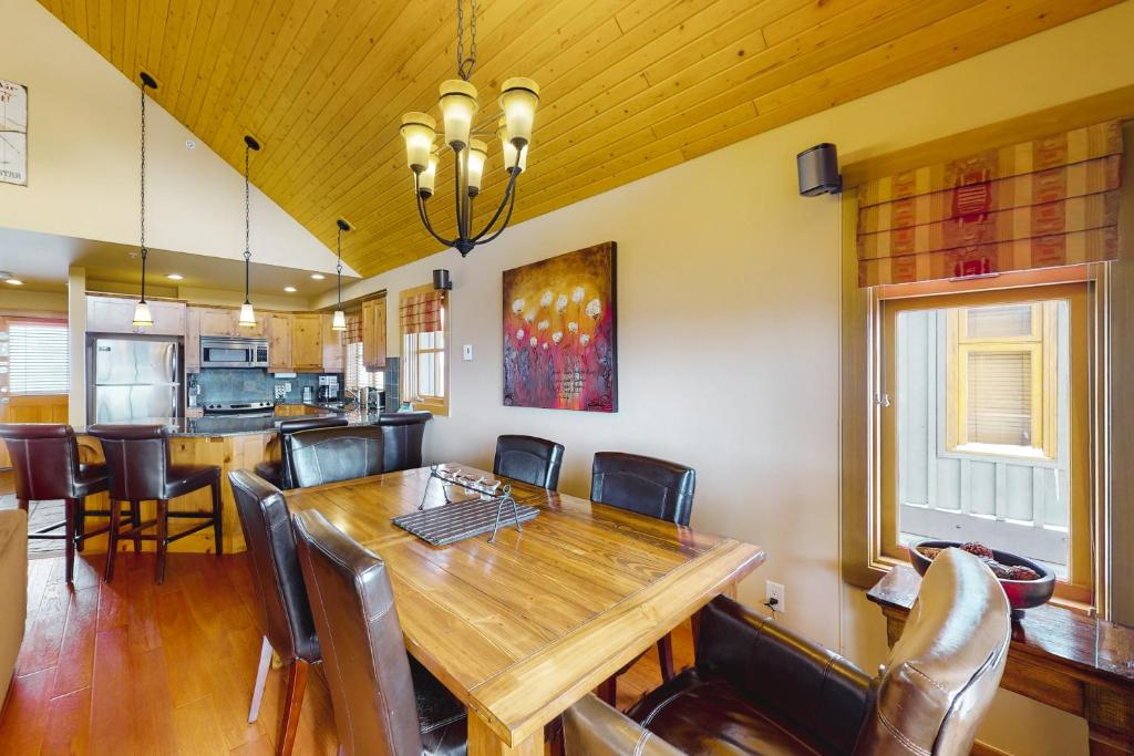 Woodcutter Cabin 16 photo 4