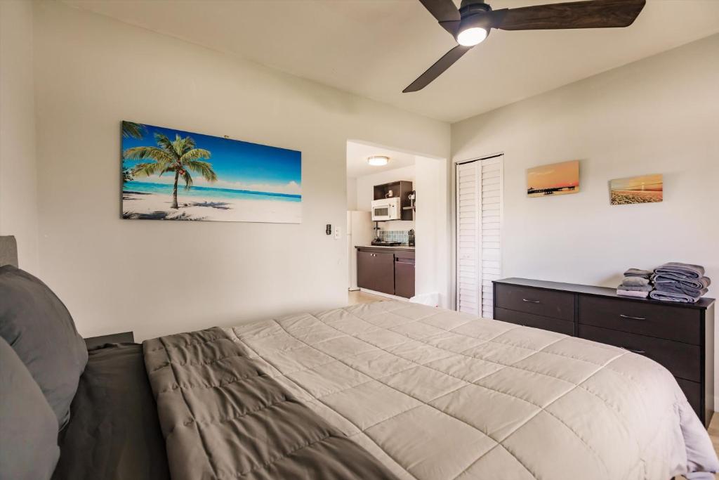 Cottage Near Beach, Heated Pool, Full Kitchen! photo 3