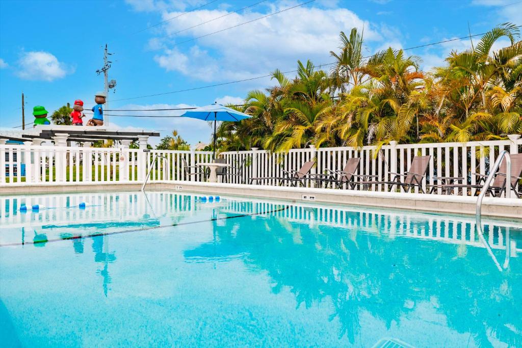 Cottage Near Beach, Heated Pool, Full Kitchen! photo 1