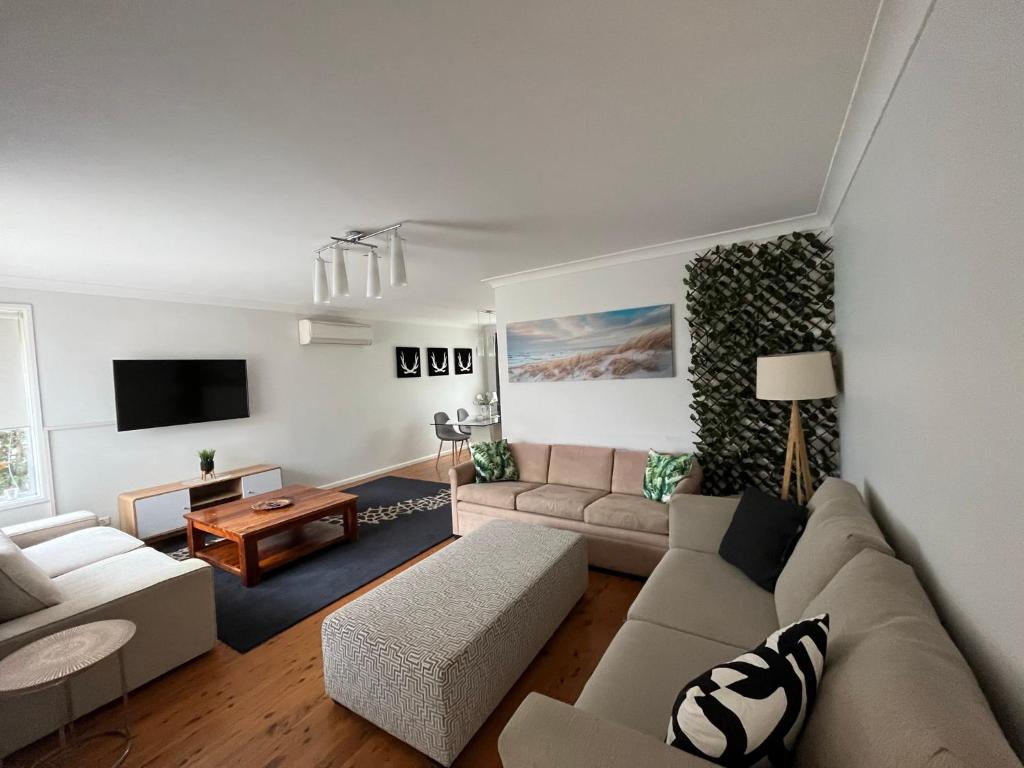 Perfectly located house with a big backyard. photo 2