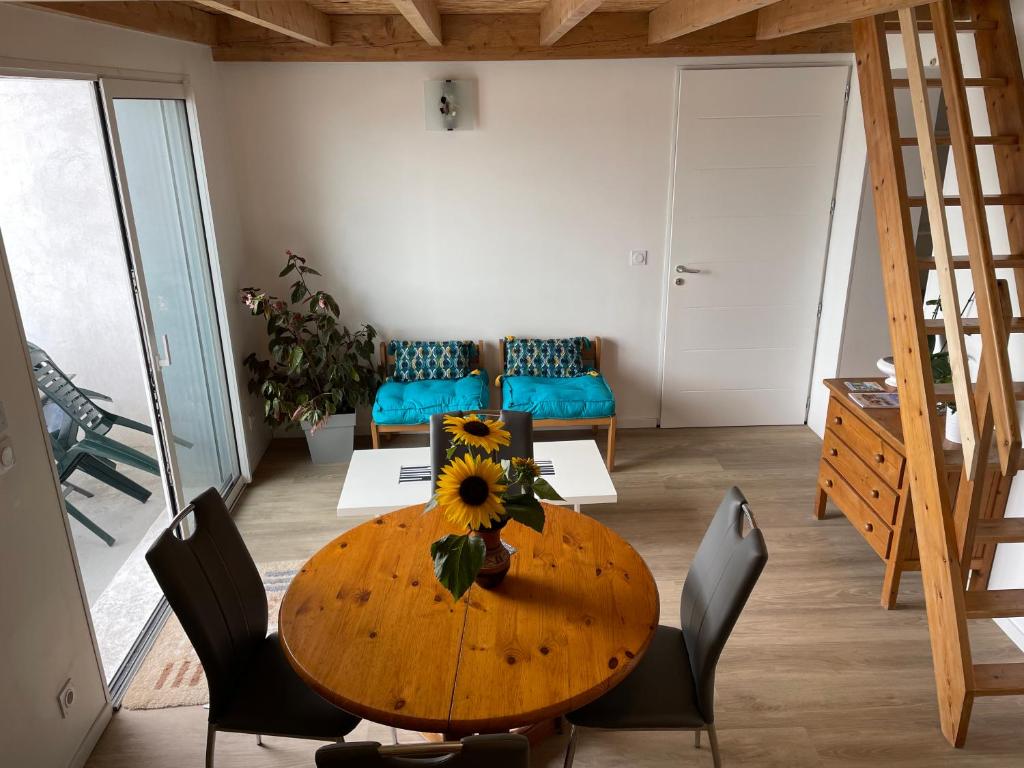 Gîte 50m2 plus 2 terrasses - 4 Pers - Plus Lit d'appoint-Draps et Serviettes Optionnels non prévu dans le prix affiché photo 2