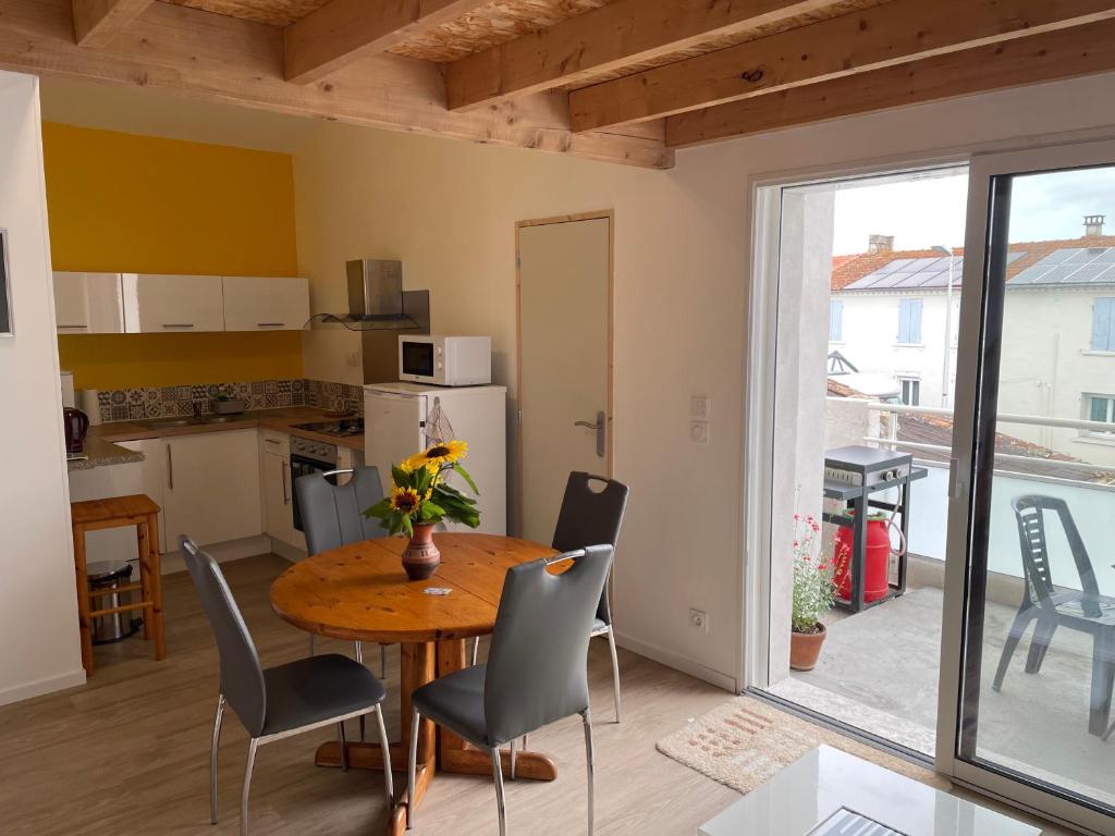 Gîte 50m2 plus 2 terrasses - 4 Pers - Plus Lit d'appoint-Draps et Serviettes Optionnels non prévu dans le prix affiché photo 3