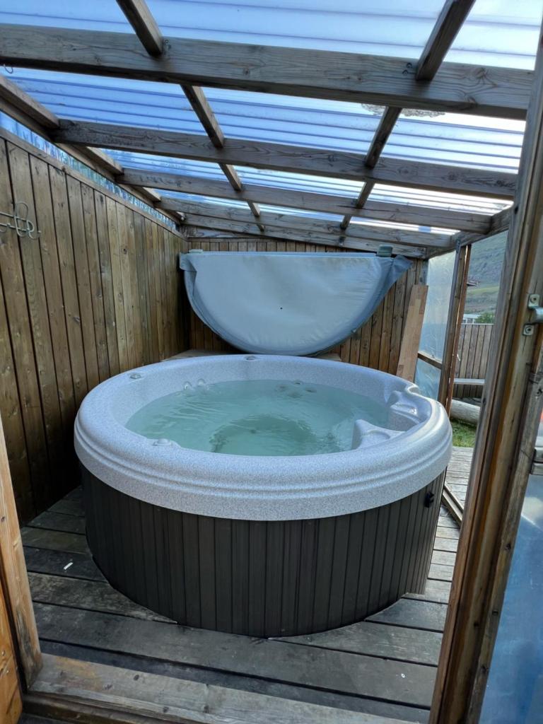 Room W/hottub, sauna and firepit photo 3