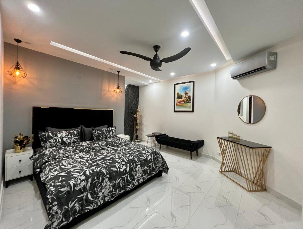 Chic Noir 1 Bedroom Apartment Gulberg photo 2