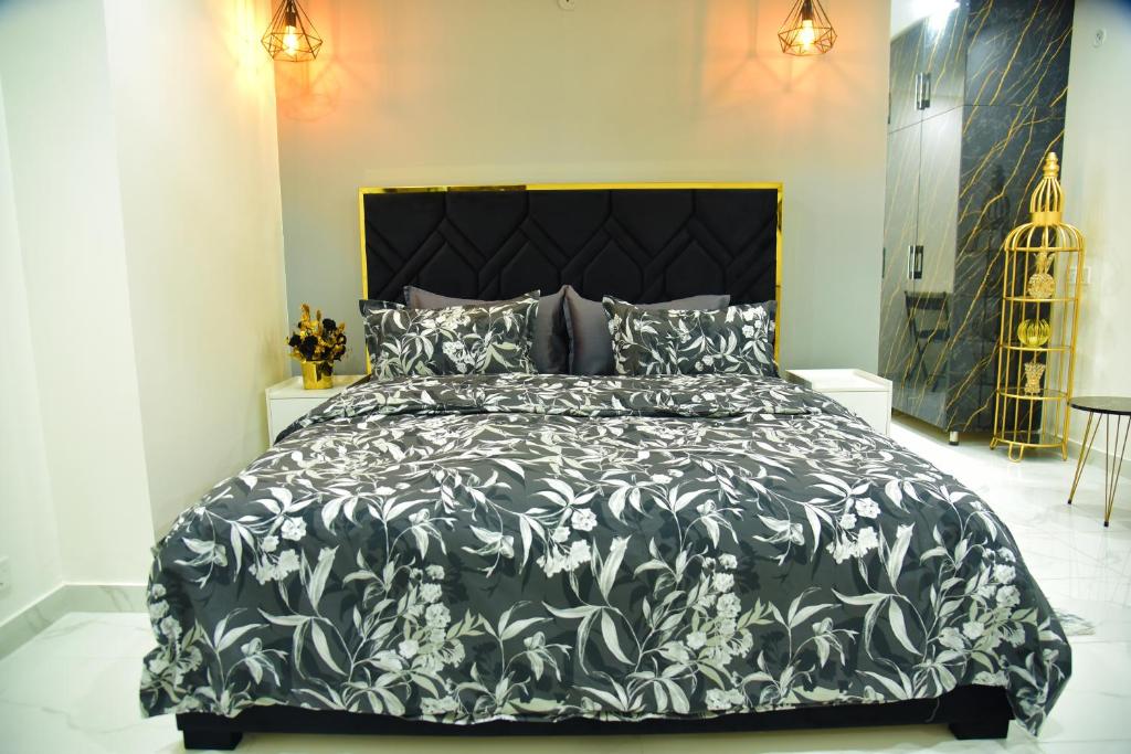 Chic Noir 1 Bedroom Apartment Gulberg photo 3