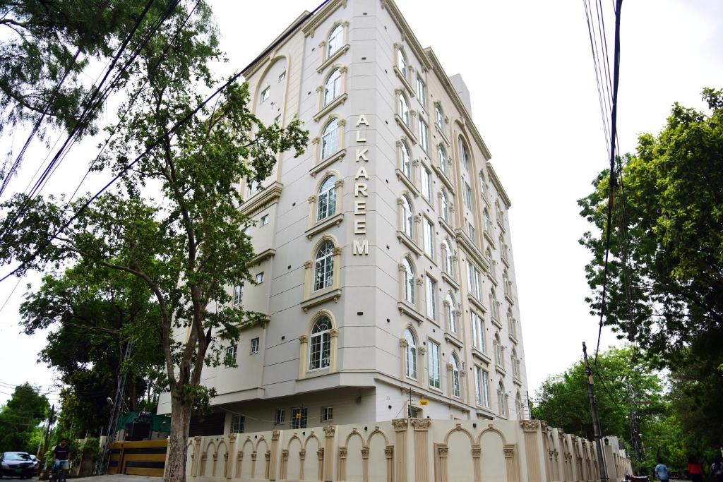 Chic Noir 1 Bedroom Apartment Gulberg photo 1