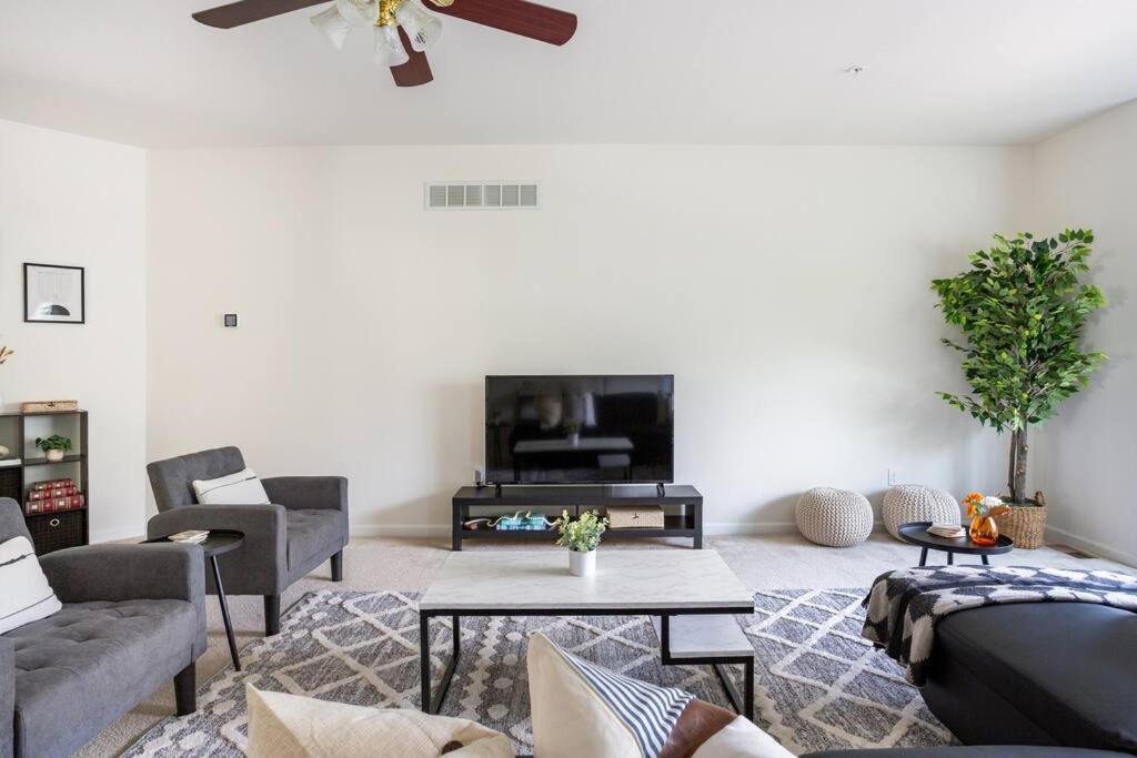 Spacious and Modern Townhome minutes from UDel photo 4
