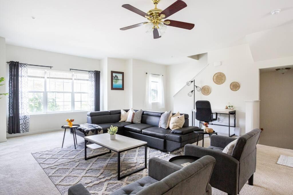 Spacious and Modern Townhome minutes from UDel photo 1