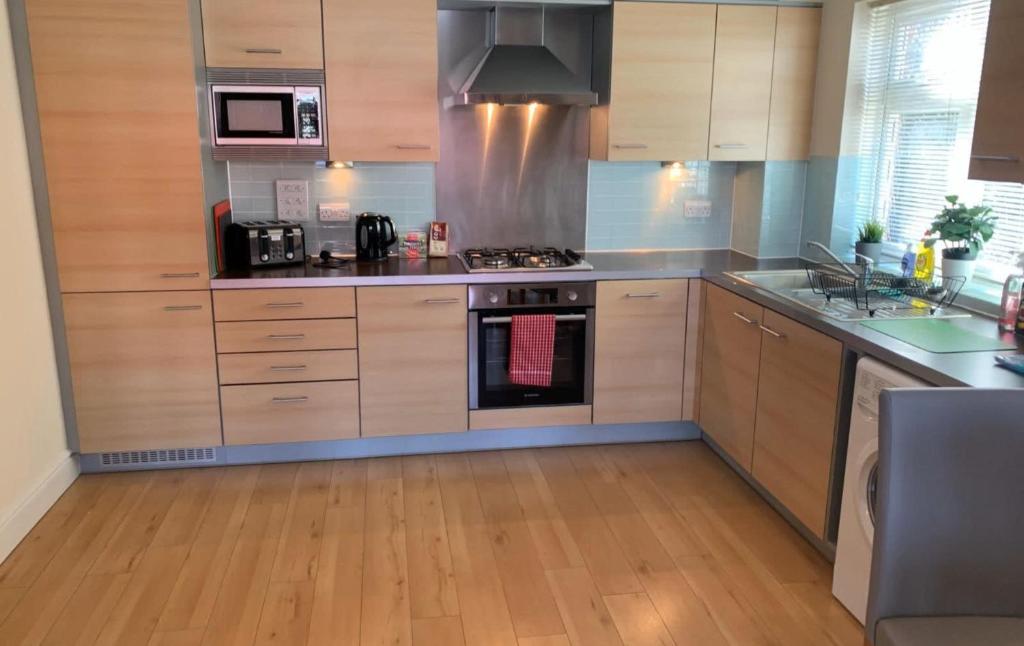 Addlestone - Stylish and modern 2 bedroom apartment photo 2