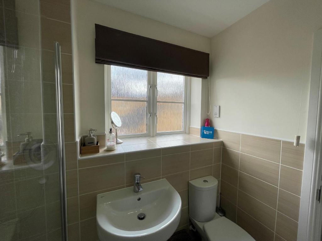 Addlestone - Stylish and modern 2 bedroom apartment photo 4
