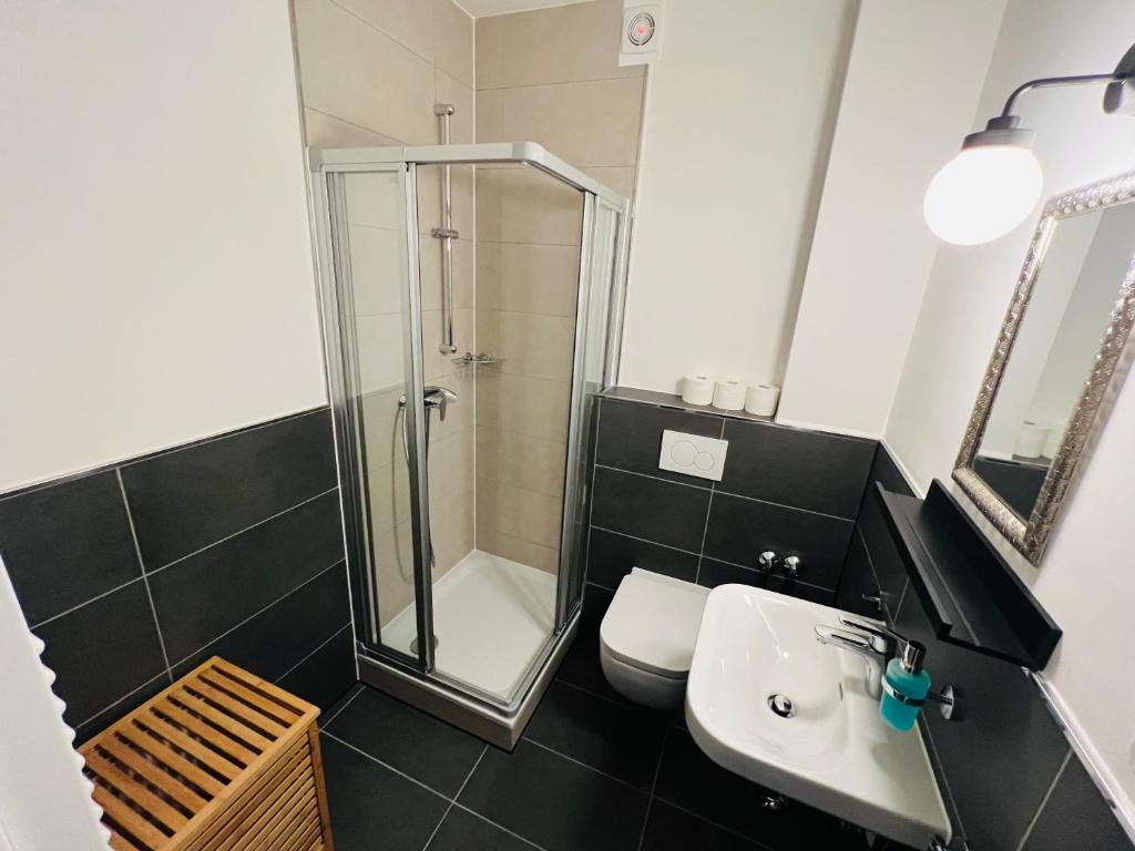 City Apartment - 8 Bedrooms - 14 Beds - Fast WiFi - Kitchen photo 2