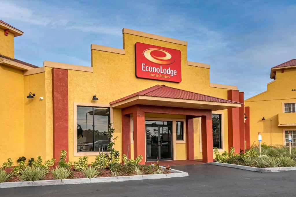 Econo Lodge Inn & Suites Maingate Central photo 1