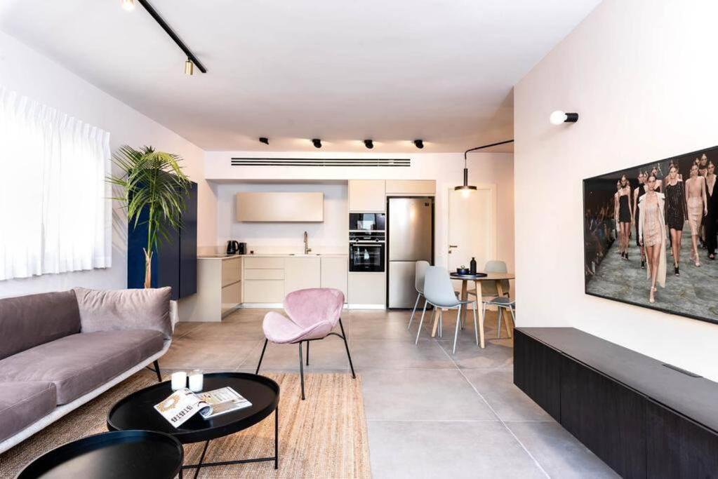 Magic 2BR/2Bath with Parking By Bograshov Beach