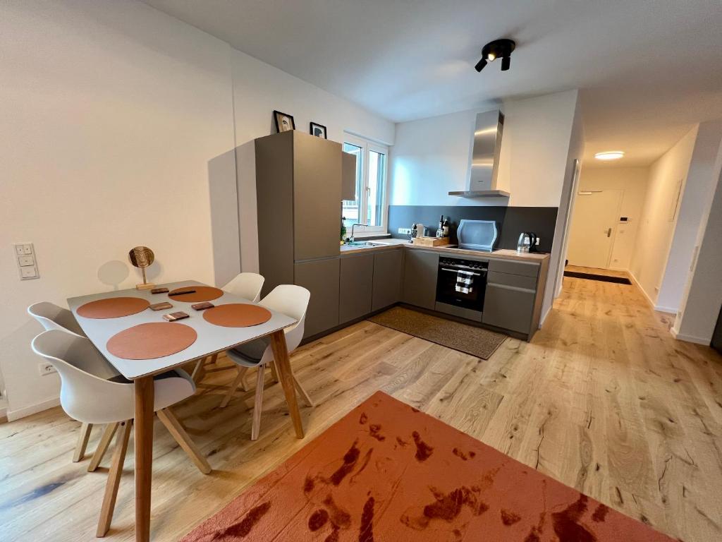 Workplace Apt/27inch Screen for 2 or 4/Kitchen - Tap to explore photos