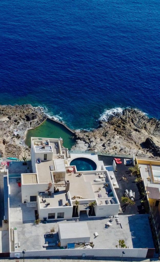 Exclusive Design Villa 1080 m2, oceanfront with Pool