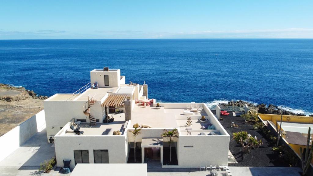 Exclusive Design Villa 1080 m2, oceanfront with Pool photo 2