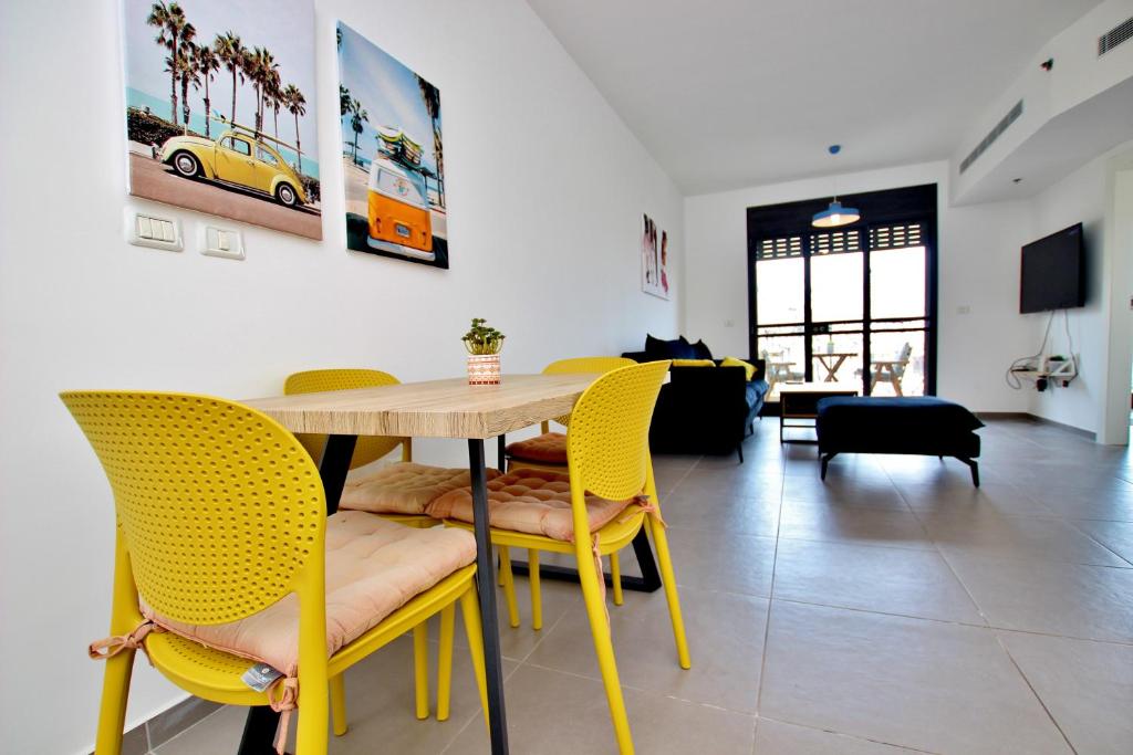 beautiful 2 bedrooms apartment with balcony