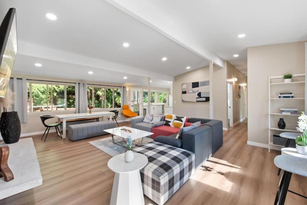 Stylish spacious home with AC downtown Bellevue