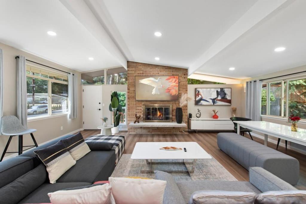 Stylish spacious home with AC downtown Bellevue photo 1