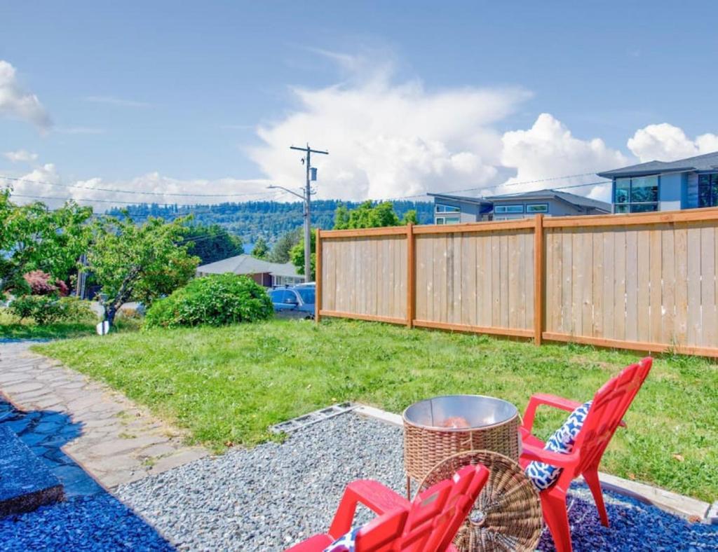 Lakeview home Walk to beach wAC fully fenced photo 1