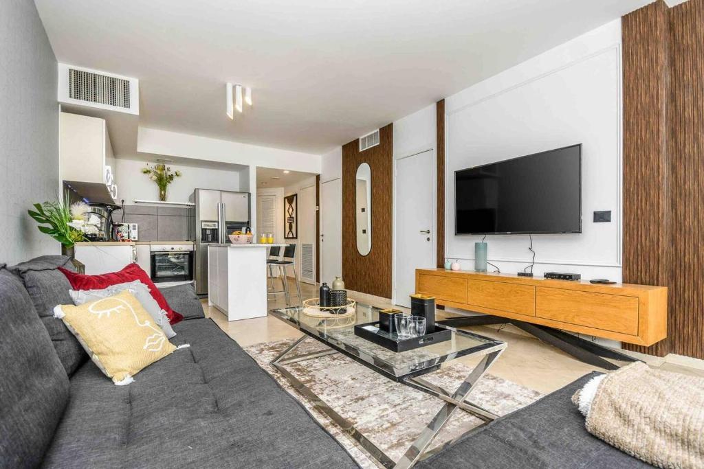 Awesome 2BR/2Bath with Pool and Gym photo 2