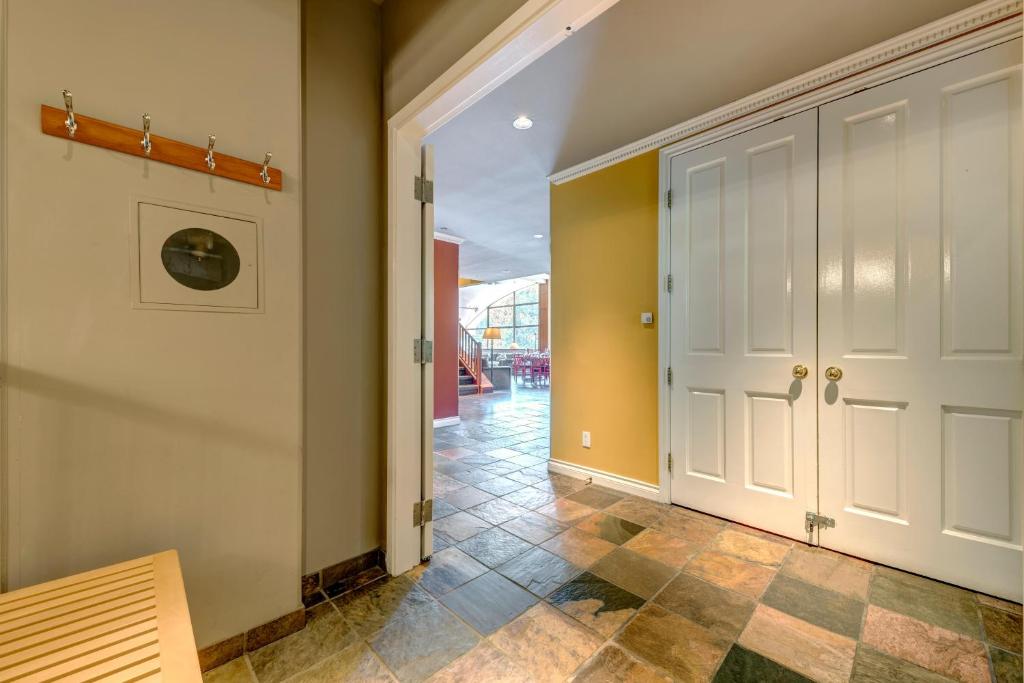 The Royal Suite - Village Penthouse, Private Hot Tub with Mountain Views photo 3