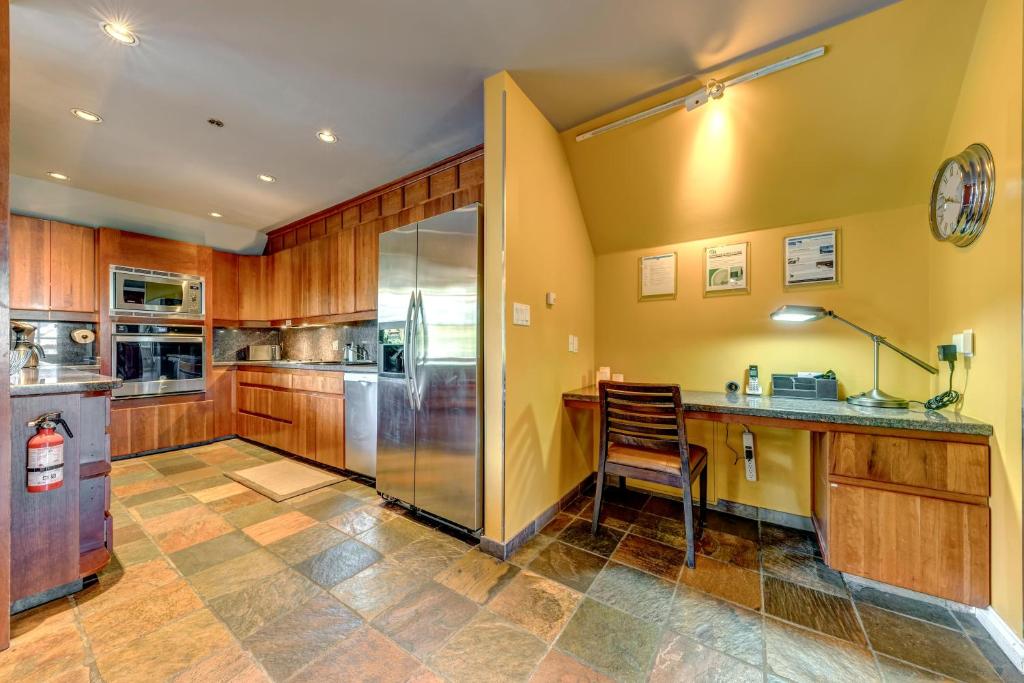 The Royal Suite - Village Penthouse, Private Hot Tub with Mountain Views photo 4