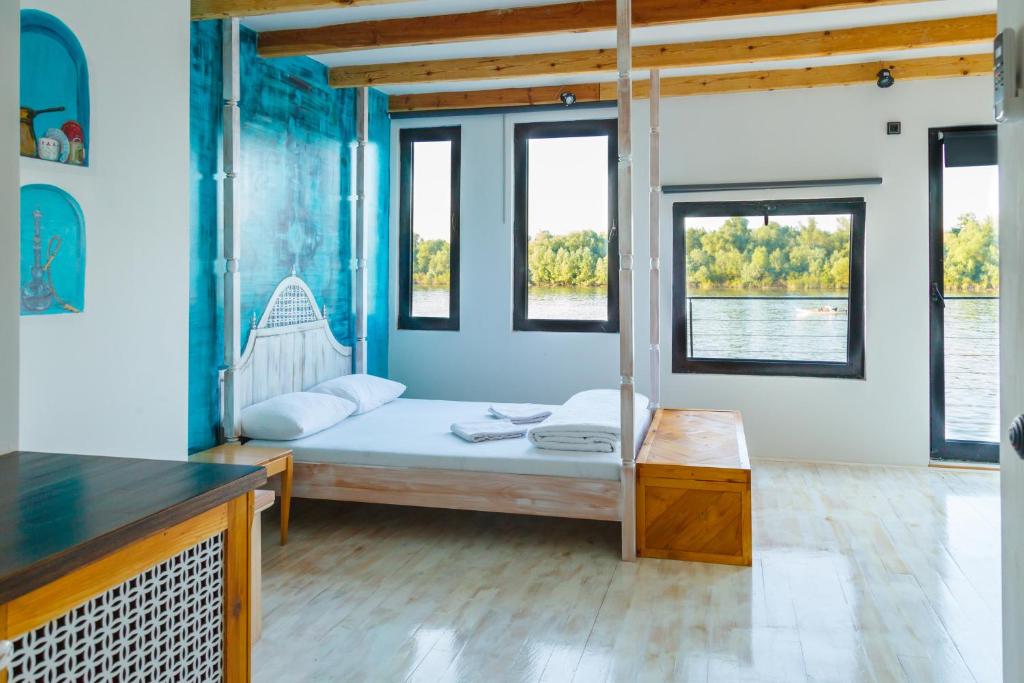 Студио (Номер-студия с кроватью размера «queen-size»), ArkaBarka 2- Floating Dream Apartments