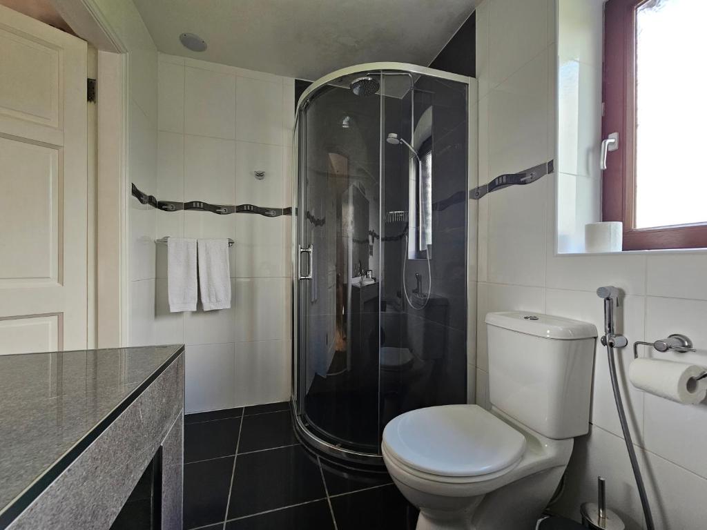 Fuchsia Lodge - New Luxury 5* Beachside Lodge with Sauna - 4 beds ensuite - Spectacular Location photo 2