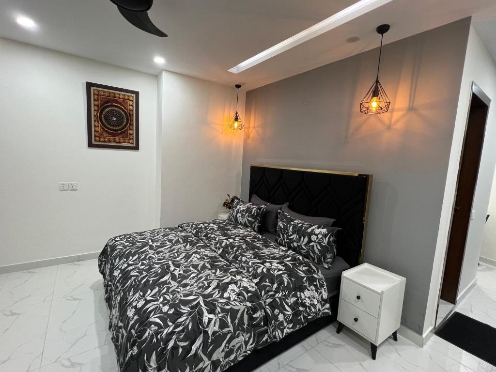 Chic Noir 1 Bedroom Apartment Gulberg photo 4