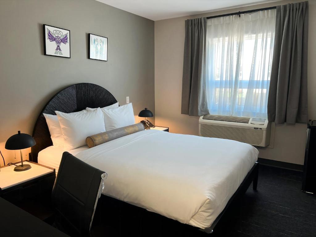 Edgewater Hotel photo 2