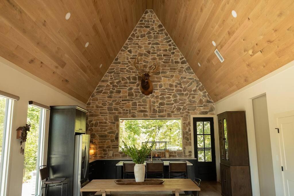 NEW Creek Side, Luxury Cabin – Willow Creek photo 1