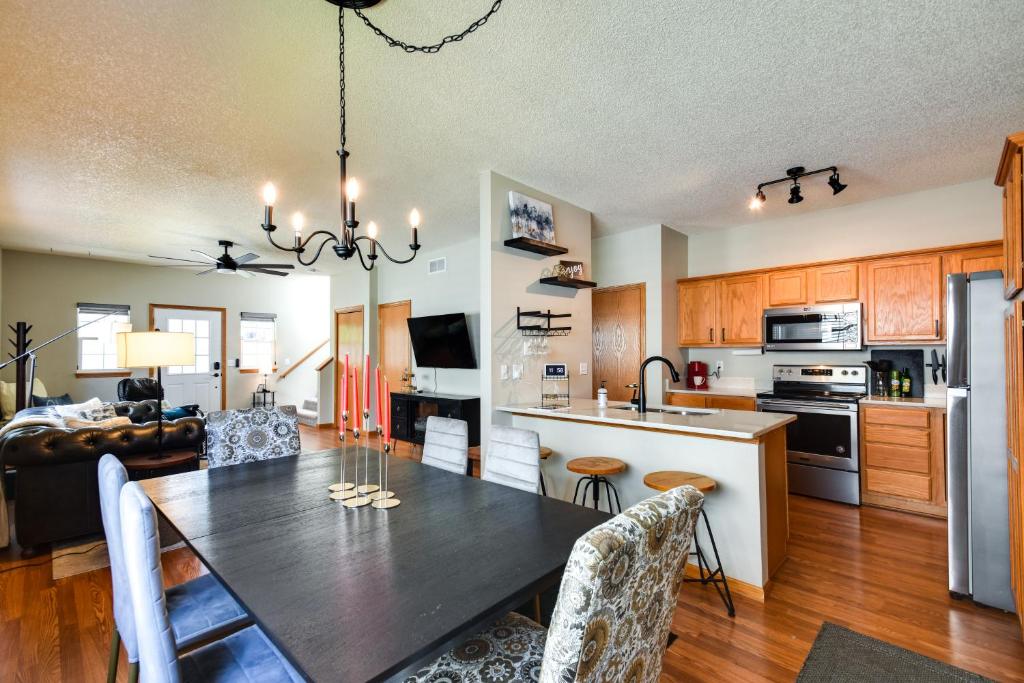 Cozy Iowa City Home about 2 Mi to Kinnick Stadium!