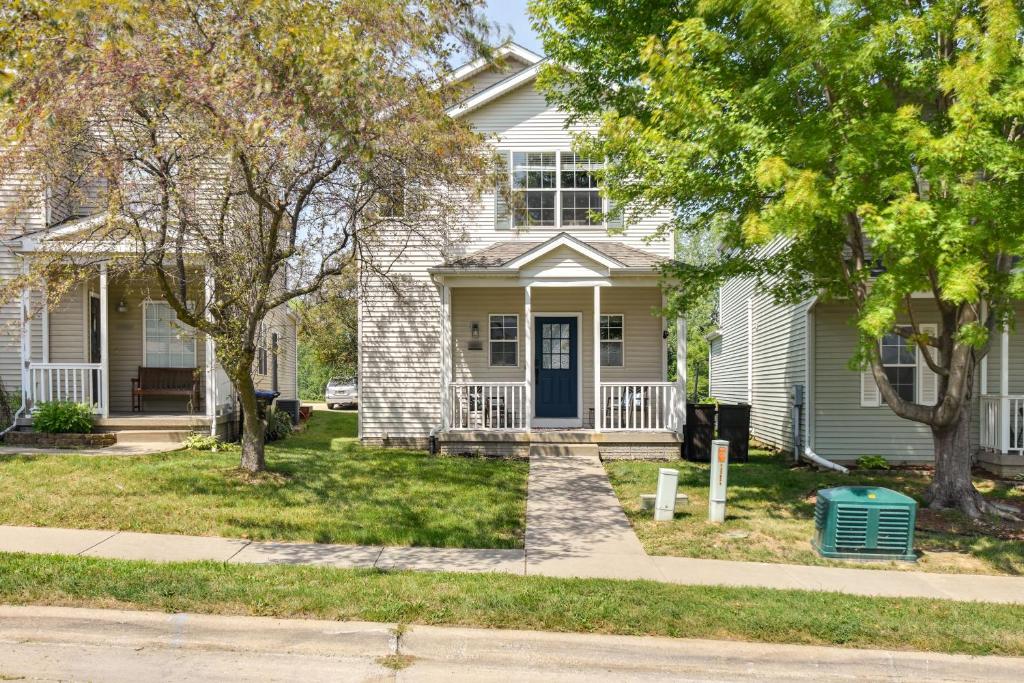 Cozy Iowa City Home about 2 Mi to Kinnick Stadium! photo 1