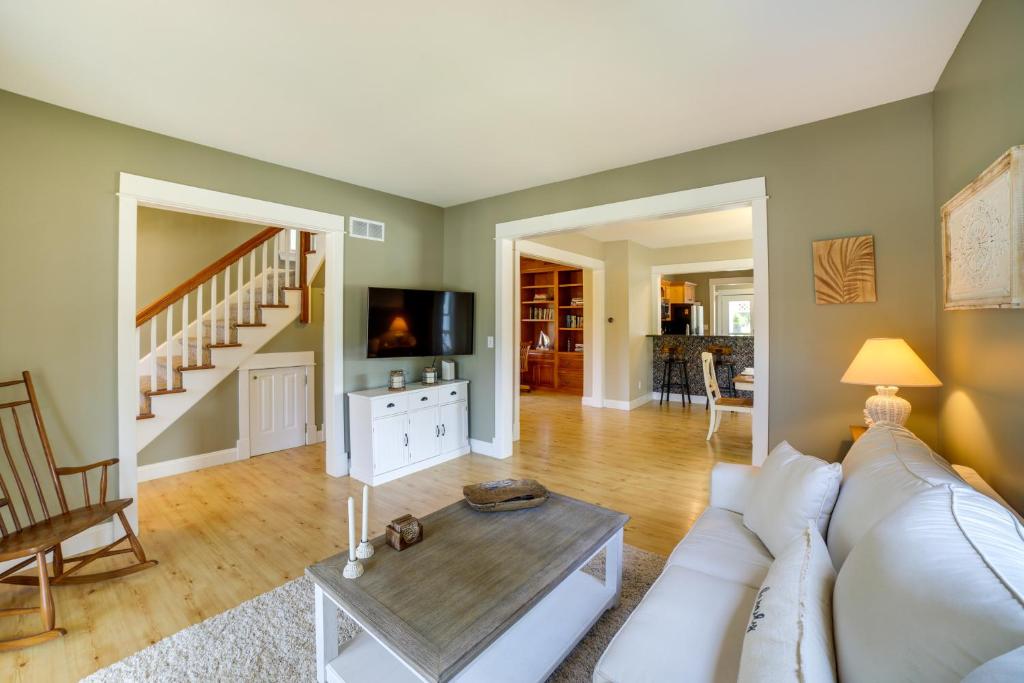 Charming Chesterton Home with Idyllic Location! photo 4