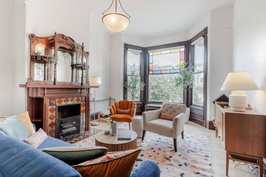 Charming Victorian Oasis with an Elegant and Spacious Haven photo 2