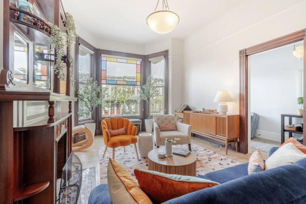 Charming Victorian Oasis with an Elegant and Spacious Haven photo 4