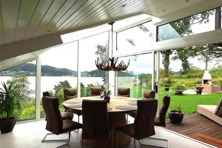 Villa Arboretet - Seaside villa with private pool & infrared sauna in the heart of Arboretet, Bergen photo 4